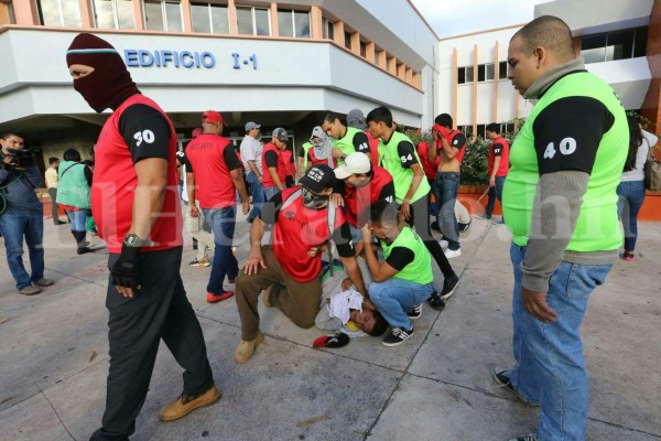 En Fotos: Así se vivió el zafarrancho entre universitarios y miembros de seguridad al interior de la UNAH