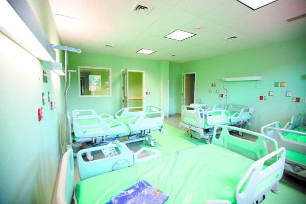 Llegan ambulancias al Hospital María