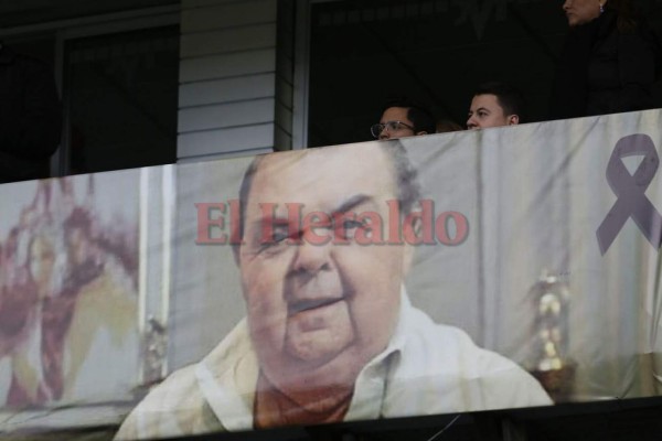 Las 10 fotos del emotivo homenaje a Rafael Ferrari en la final, el eterno presidente del Olimpia