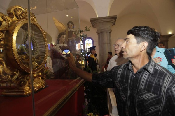 Larga espera por segundos de gracia ante la morenita