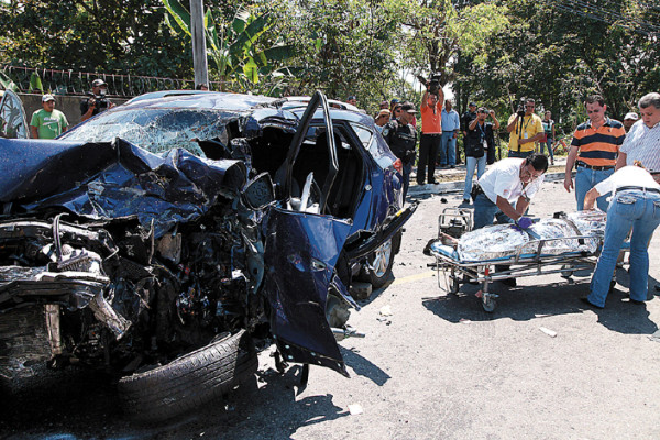 Brutal accidente deja dos muertos