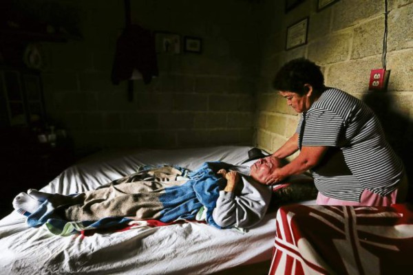 Hondureño postrado urge de ayuda