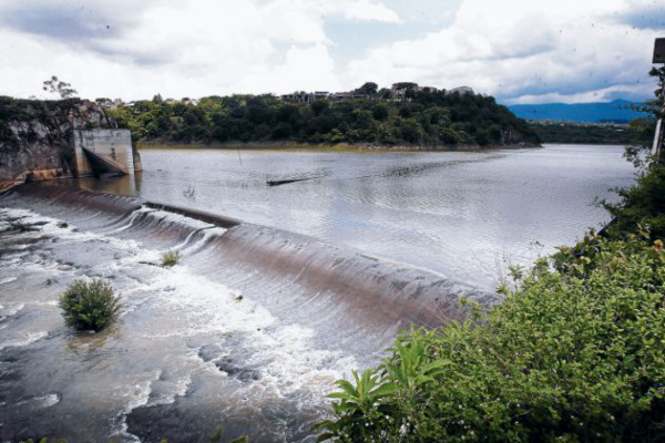 Familias afectadas regresan a sus inhabitables casas