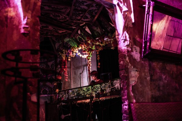 DJ y música electrónica en las ruinas de la ciudad