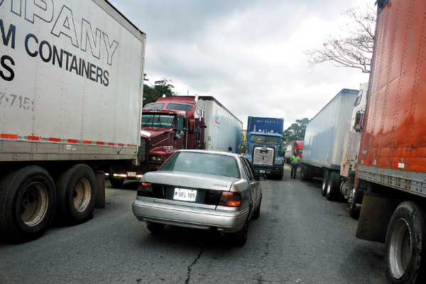 Piden presencia de agentes de Tránsito en aduana Las Manos