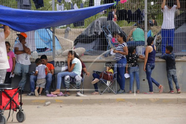 Precariedad y hacinamiento, la vida de migrantes en campamento improvisado
