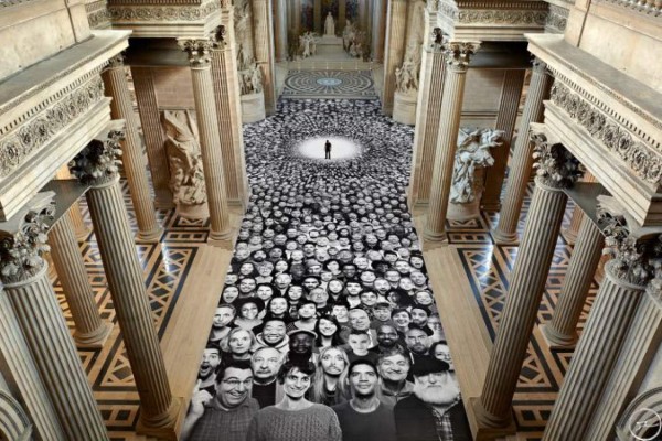 El arte de JR 'desaparece” la pirámide del museo de Louvre