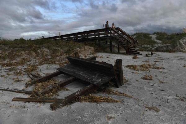 Huracán Matthew azota a la costa este de Estados Unidos y deja cinco muertos