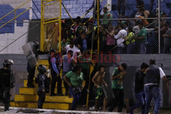 Las imágenes que no vio del ataque entre barras en la semifinal de fútbol hondureño