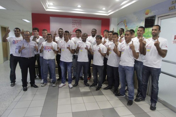 Olimpia entrega regalos a niños con cáncer