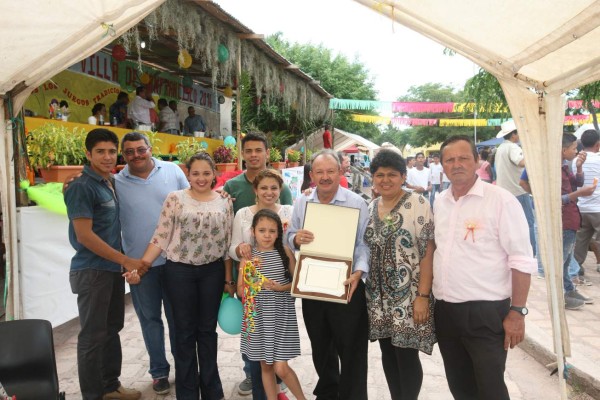 Autoridades de la Villa de San Francisco condecoran al fotógrafo Efraín Salgado