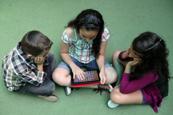 Usar mucho tiempo los dispositivos electrónicos puede provocar graves consecuencias en su hijo