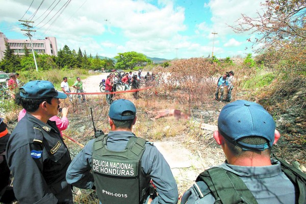 Lanzan cadáver de mujer en solar baldío aledaño a la CSJ