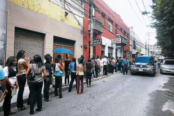 Miles de jóvenes hondureños compiten por empleo temporal