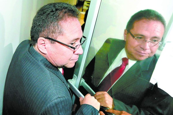 Enrique Flores Lanza reconoce que se dio a la fuga