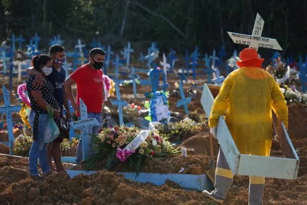 Familiares asisten al funeral de una víctima de covid-19 en el cementerio Nossa Senhora Aparecida en Manaus, estado de Amazonas, Brasil. Foto: Agencia AFP.