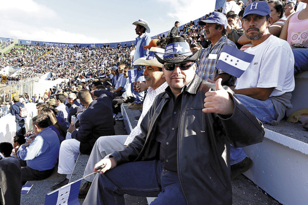 Fervor cívico se vive en las graderías