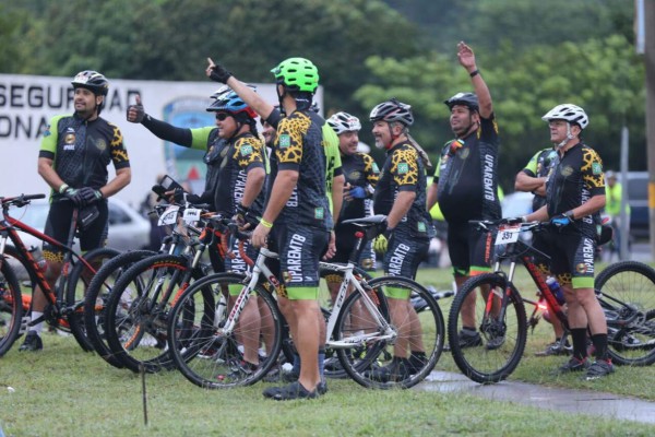 Con baleadas y horchata recuperan fuerzas los ciclistas