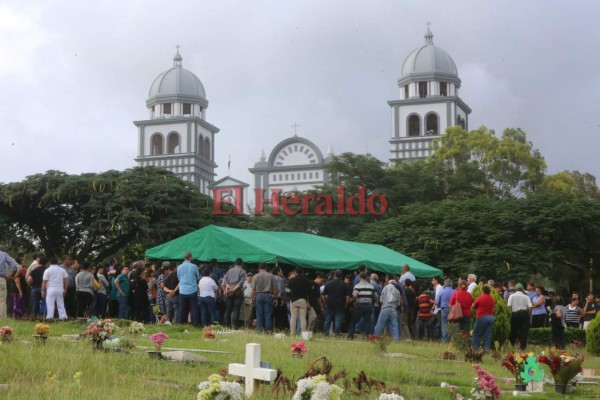 FOTOS: Dramática despedida al profesor Mario Morazán, asesinado en el Instituto Técnico Honduras