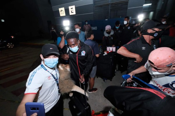 Locura desató Olimpia al arribar al aeropuerto Ramón Villeda Morales  