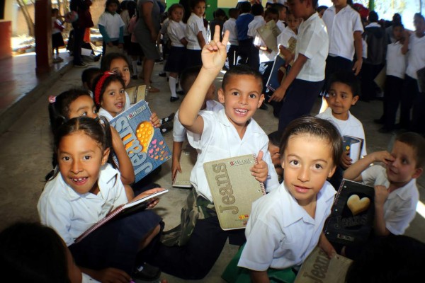 Solidiario llegó a Escuela 3 de octubre