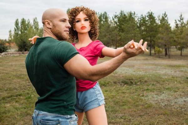Yuri Tolochko, el actor y fisicoculturista que se casará con su muñeca