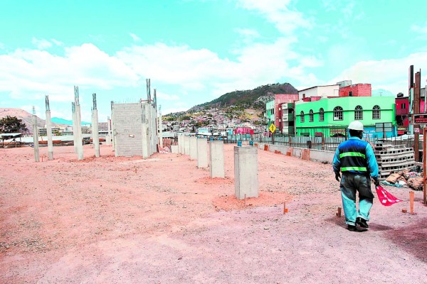 Paralizada construcción de obra gris