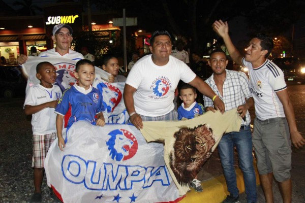Aficionados olimpistas celebran en las calles
