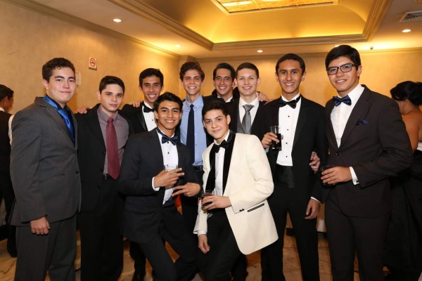 Noche de gala: Seniors de Aldebarán y Antares culminaron con éxito su ciclo escolar