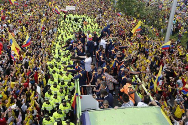 Colombia recibe como héroes a su selección de fútbol