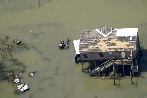 Imágenes aéreas revelan el arrasador azote del huracán Laura