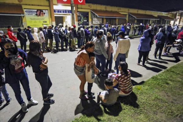 Familias enteras y jóvenes sin esperanza: la primera caravana migrante de 2022 hacia EE UU