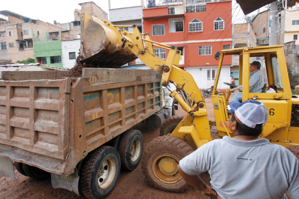 Afectados por la tormenta siguen labor de recuperación