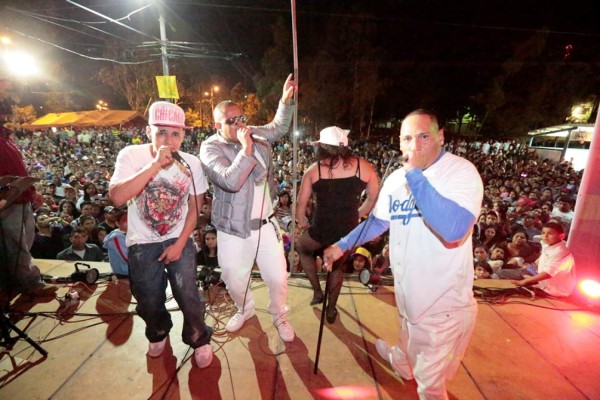 Tegucigalpa celebra hasta el amanecer