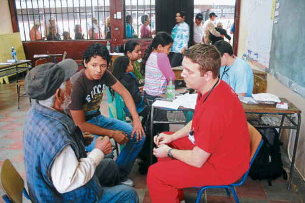 Especialistas de Cleveland, Ohio, brindan atenciones médicas gratis