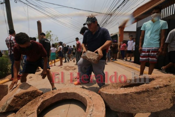Disturbios en La Era: vecinos se oponen a entierros por miedo al Covid-19 (FOTOS)