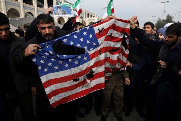 'Estados Unidos es el gran Satanás', gritan en Irak en medio de fuerte tensión