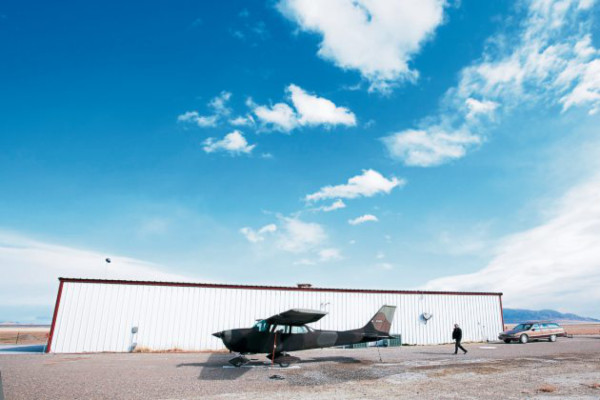 Un hombre vive solo en un hangar en el desierto de Utah
