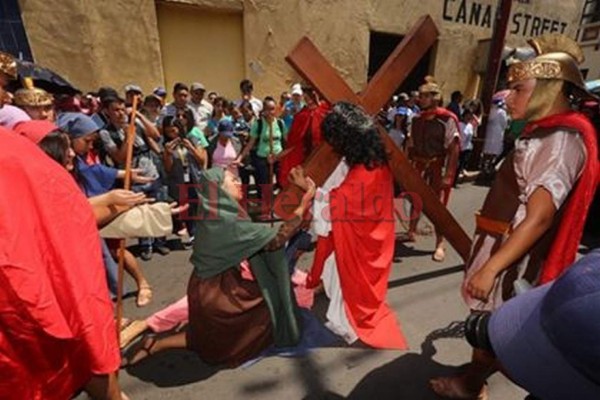 Conmovedor víacrucis en la capital retrata la pasión, muerte y resurreción de Jesús