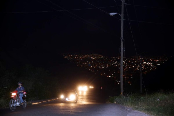 Daños del alumbrado público mantiene a oscuras la capital