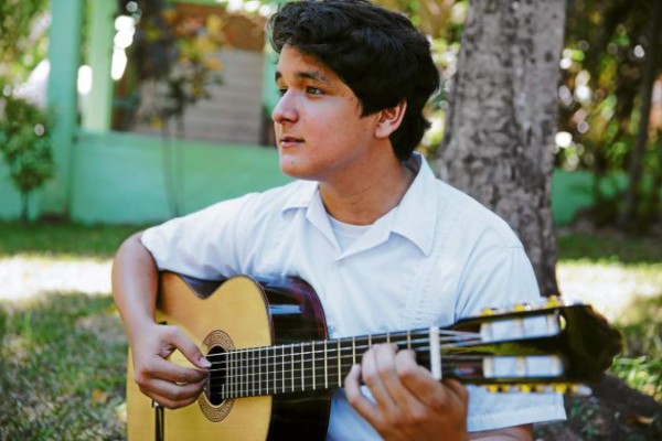 Un alma joven apasionada por la guitarra