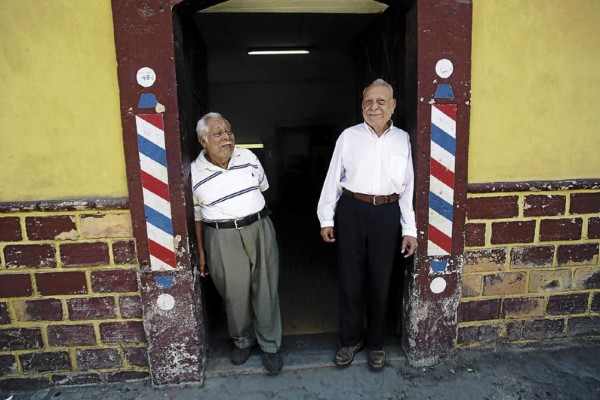 Barberos de oro, maestros del peine y las tijeras