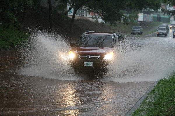 Inundaciones paralizaron tráfico en al menos cuatro bulevares