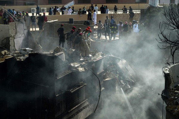 Las impactantes imágenes del fatal accidente de avión en Pakistán