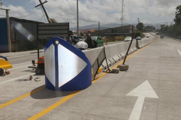 En los puntos considerados peligrosos para los conductores se instalarán los dispositivos para evitar accidentes viales. Foto: Efraín Salgado/EL HERALDO.