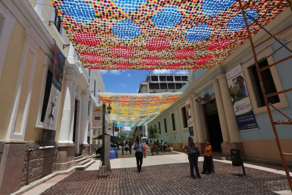 Tegucigalpa: Inyectan color a la decoración con botellas plásticas del MIN