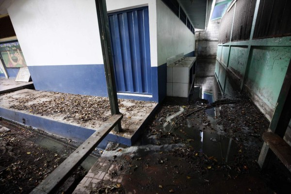 Aguas negras inundan los baños del Instituto Jesús Milla Selva, condición insalubre para los alumnos.