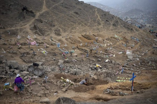 FOTOS: Tristeza y desolación en cementerios del mundo que reciben a víctimas de la pandemia