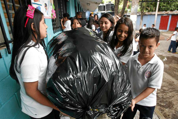 Alumnos reciben primeros frutos de su esfuerzo