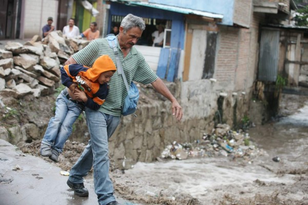 Ocho personas evacuadas por derrumbes e inundaciones